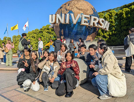 研修旅行で記念撮影する学生たち